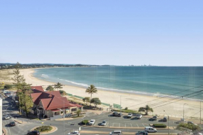 Kirra Views - Chic 2-Bed Apartment Beachfront